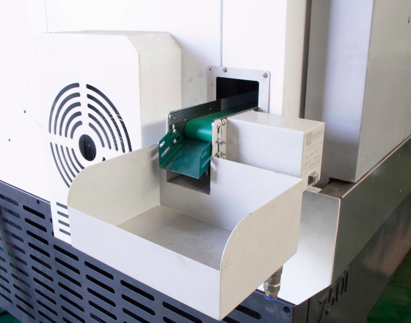 5246YT雙主軸動力刀塔機接料槽